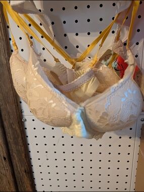 Lace Underwire Bra in Cream with Yellow Straps